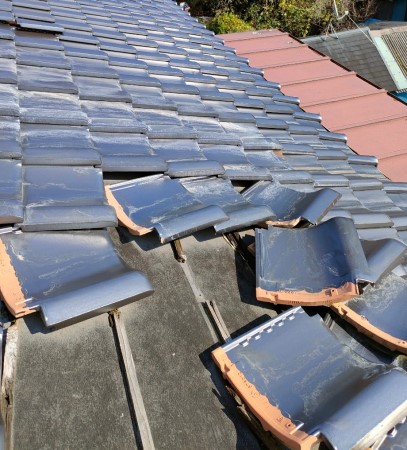 瓦が剥がれてバラバラ　葺き直し工事